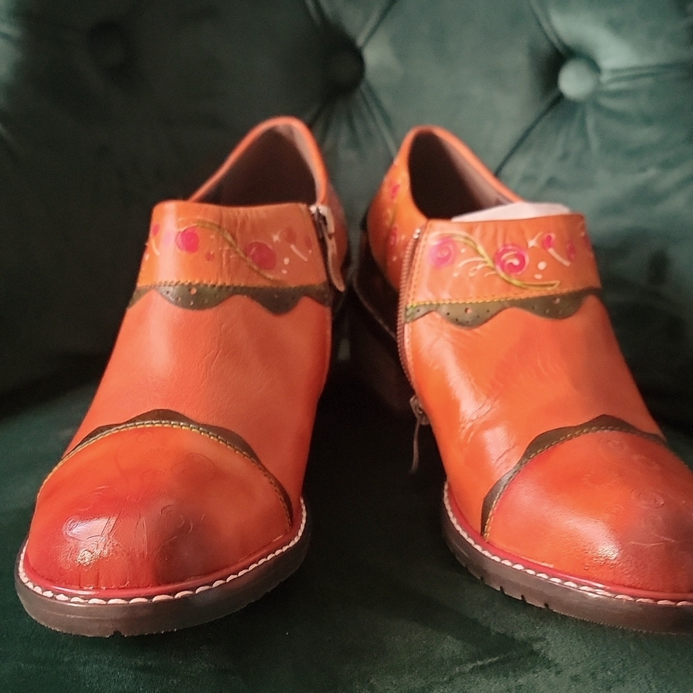 SOCOFY leather low heel Floral Loafers. New with Box, smoke-free and pet free.